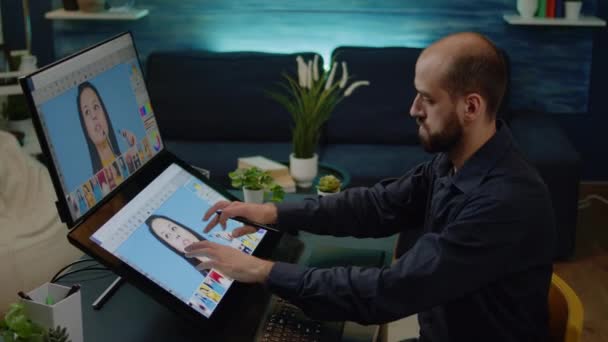 Медиа художник работает на сенсорном экране монитора для редактирования фотографий — стоковое видео