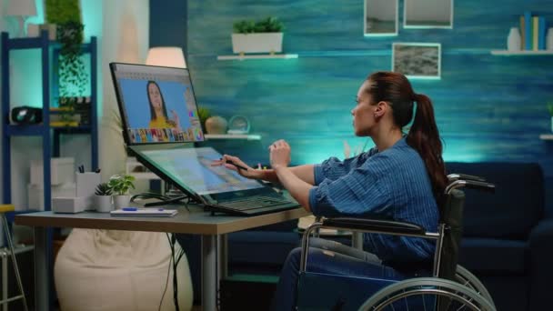 Vrouw met een handicap bewerken van foto 's op touch screen — Stockvideo