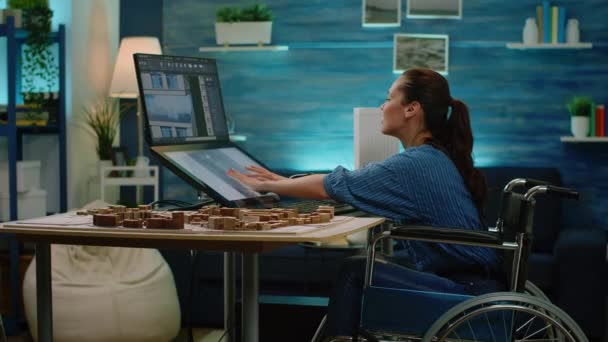 Inženýr se zdravotním postižením pomocí dotykové obrazovky pro model budovy — Stock video