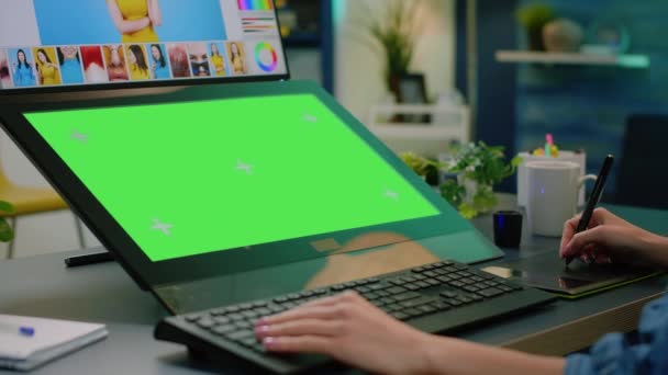 Nahaufnahme des horizontalen grünen Bildschirms am Computer — Stockvideo