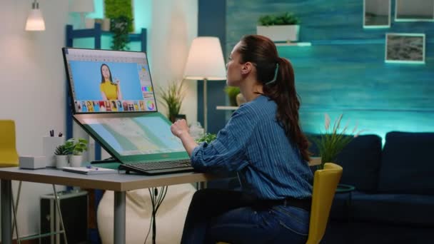 Vrouwelijke fotograaf met touchscreen computer — Stockvideo