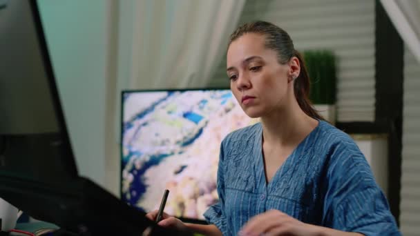 Žena pracující jako editor s grafickým tabletem a stylus — Stock video