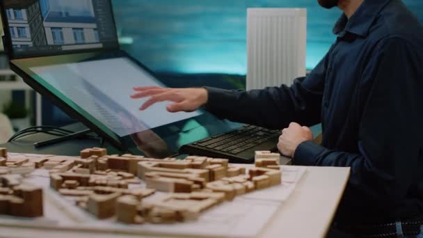 Primer plano de las manos del arquitecto utilizando el ordenador de pantalla táctil — Vídeos de Stock