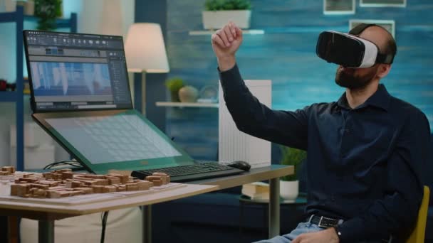 VR gözlükleri ile çalışan mühendis yapı modelini tasarlıyor — Stok video