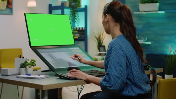 Redacteur retoucheren van foto 's en met groen scherm — Stockvideo