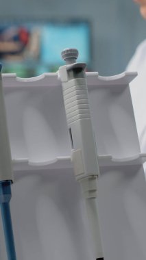 Laboratuvarda mikropipet kullanan biyokimyacıyı kapat.