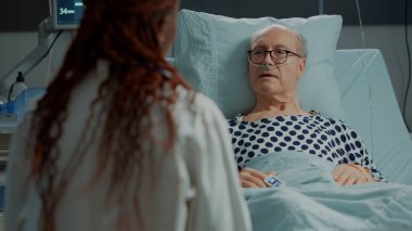 Hastalıklı hasta doktordan tavsiye alıyor.