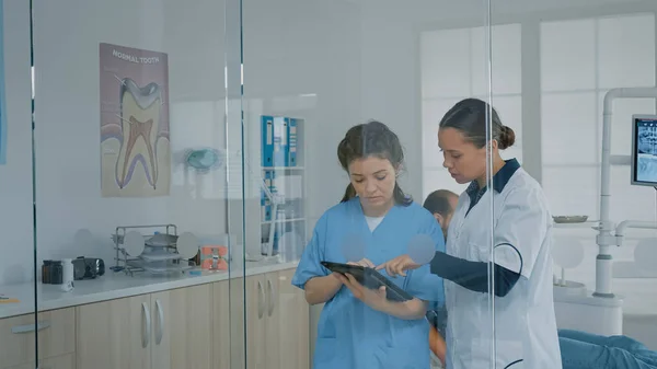 Professioneel team van stomatologen op zoek naar digitale tablet — Stockfoto