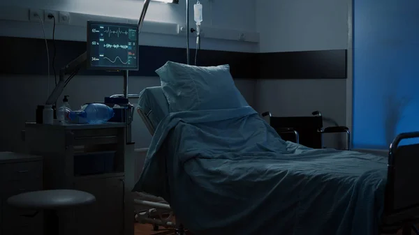 Modern sjukhusavdelning med bekväm tom säng — Stockfoto