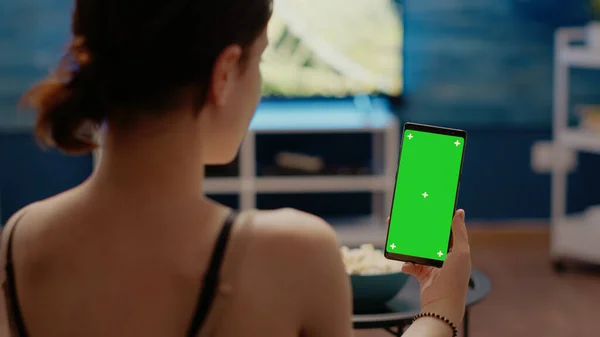 Giovane con schermo verde verticale sullo smartphone — Foto Stock