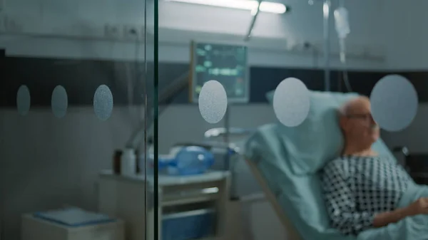 Älterer Patient mit Krankheit sitzt auf Krankenhausstation — Stockfoto