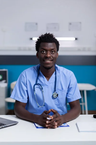 Retrato de homem afro-americano com profissão de enfermeiro — Fotografia de Stock