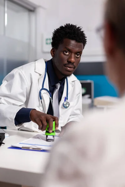 Medicinsk av afrikansk amerikansk etnicitet innehar stämpel — Stockfoto