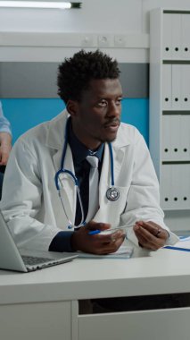 Üniformalı bir adam doktor olarak çalışıyor.