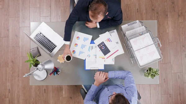 Vista superior de los hombres de negocios discutiendo la estrategia de la empresa analizando el papeleo de marketing — Foto de Stock