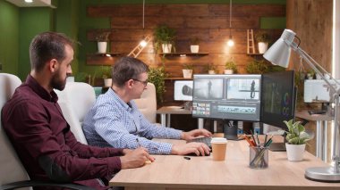 Görsel efektleri kurguladıktan sonra film montajını analiz eden video düzenleyici ekibi