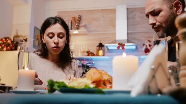 Close up de casal comendo jantar festivo para a véspera de Natal — Fotografia de Stock