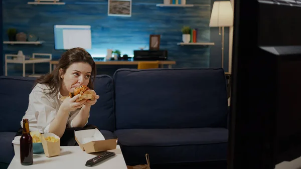Mulher branca comendo hambúrguer de saco de parto — Fotografia de Stock