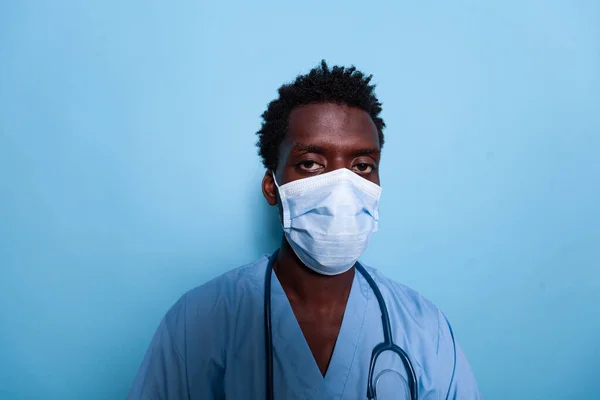 Retrato de assistente médico preto usando máscara facial e estetoscópio — Fotografia de Stock