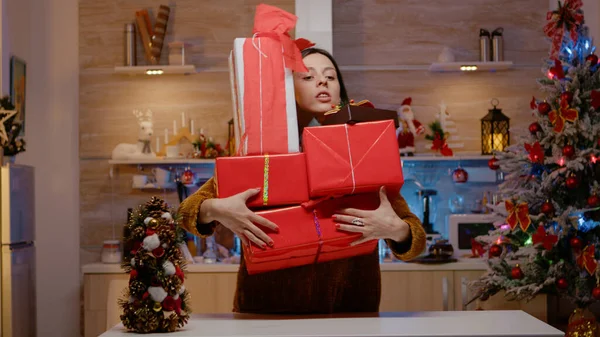 Femme portant des boîtes-cadeaux se sentant stressé à propos de Noël — Photo