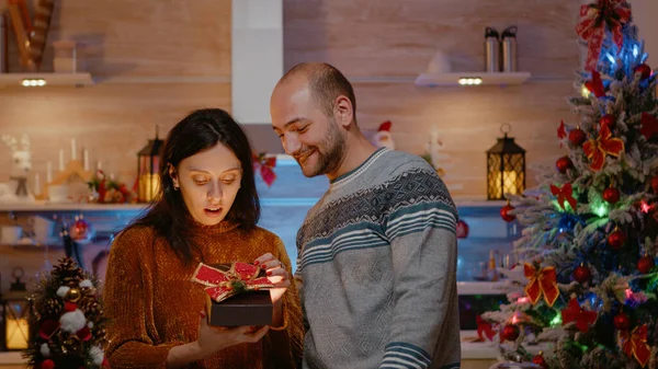 Noel 'i kutlayan kocadan hediye alan neşeli kadın — Stok fotoğraf