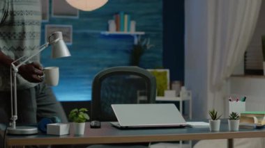 Masasında dizüstü bilgisayarla çalışan bir iş adamı.