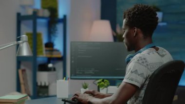 Bilgisayar kodlu kişi programlama web sitesi güvenlik duvarı