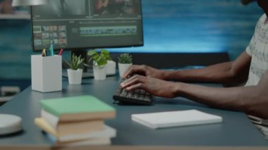 Video düzenleme yazılımıyla çalışan siyah kameramanı kapat