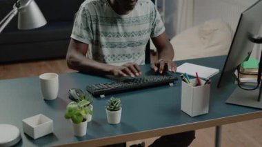 Bilgisayar klavyesinde yazı yazan Afrikalı Amerikalıları kapatın.