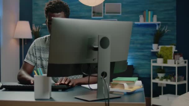 起業家はキーボードを入力し、自宅から働く — ストック動画