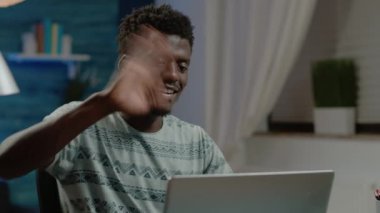 İş arkadaşlarıyla görüntülü görüşme yapan kişi