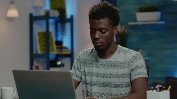 Primo piano dell'uomo afro-americano che lavora sul portatile — Video Stock