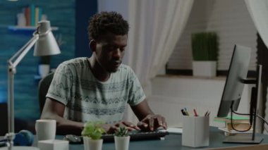 Uzak çalışma için klavye bilgisayarında yazan iş adamı