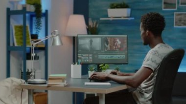 Videograf olarak çalışan bir adam müzikal görüntülerle video düzenliyor