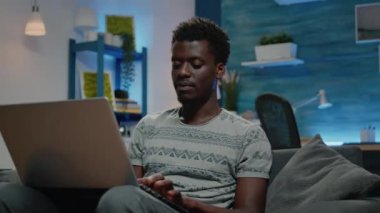 Uzak iş için dizüstü bilgisayar kullanan iş adamını kapat