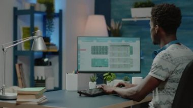 Bilgisayarda hisse senedi alım satım değeri olan bir adam