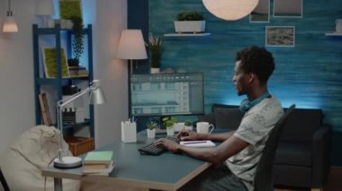 Afrika kökenli Amerikalı mimar model planı üzerinde çalışıyor.