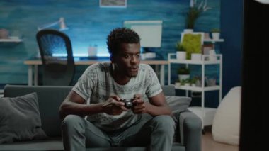 Kumanda panelinde video oyunu oynayan mutlu adam