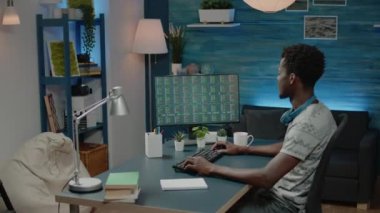 Kara iş adamı borsa analizine bakıyor.