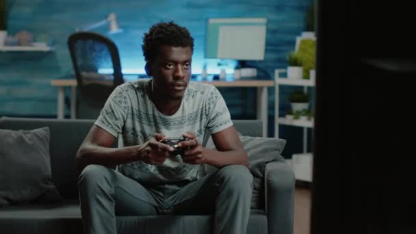 Fekete férfi használ vezérlő és konzol játszani videojátékok — Stock videók
