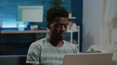 Uzaktan iletişim için dizüstü bilgisayar kullanarak serbest çalışanı kapat