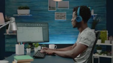 Bilgisayarda mimari yazılımda mühendis olarak çalışan siyah bir adam.