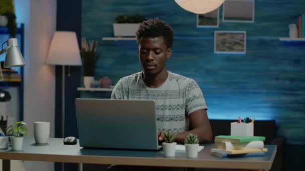 Imprenditore che utilizza laptop per il lavoro online a distanza — Video Stock
