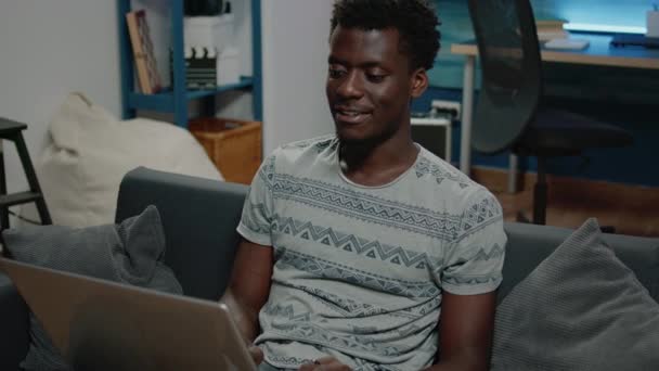 Uomo nero che lavora da casa per il progetto aziendale sul computer portatile — Video Stock