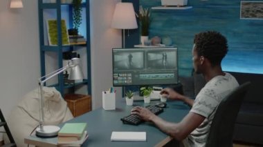 Videograf düzenleme video montajı yapan adam