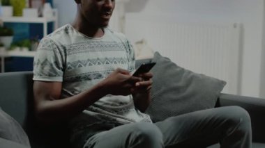 Mesajlar için dokunmatik ekranlı akıllı telefon kullanan kişi