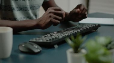 Bilgisayar klavyesi kullanarak ve müzik dinleyerek ellerinizi kapatın