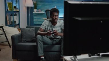 Sanal video oyunları oynayan ve elinde joystick tutan kişi