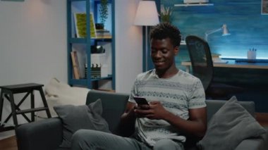 İş adamı elinde akıllı telefon ve kısa mesajlar tutuyor.