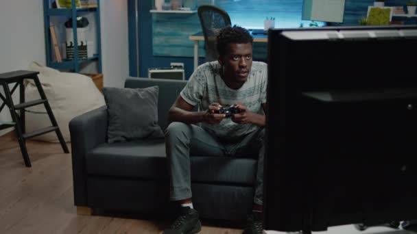 아프리카계 미국 남자 콘솔 비디오 게임에서 패배 — 비디오